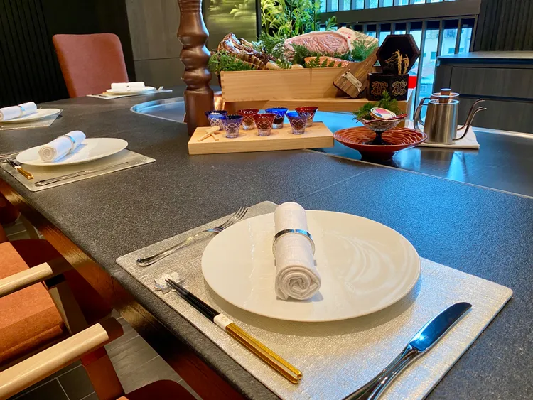 「日本料理飛翔」鐵板燒採用日本富山縣高岡市傳統鑄造錫製的全套餐具包含餐墊等。莊偉祺攝