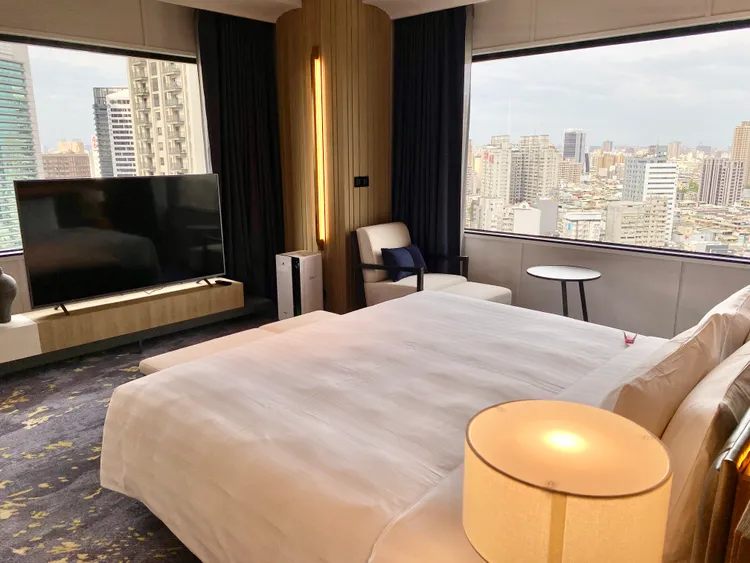 「琥珀行政套房」包含客廳、臥室都有大面落地窗的採光空間。莊偉祺攝