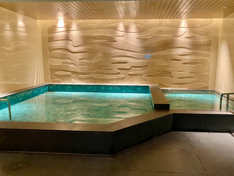 「高雄日航酒店」三溫暖內有日式飯店必備的男女湯池。莊偉祺攝