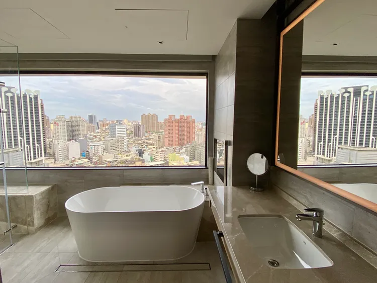 「琥珀行政套房」浴缸旁有就有大面窗景。莊偉祺攝