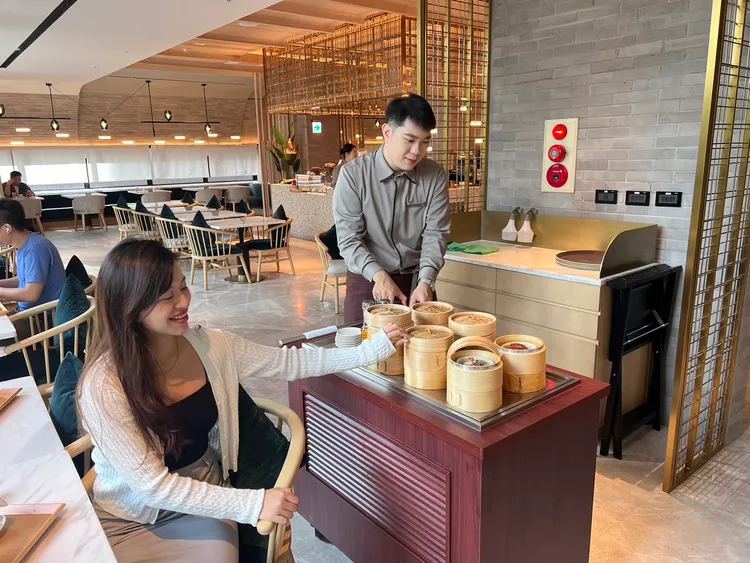 「SERENA全日餐廳」一早就有港點推車可享用。高雄日航酒店提供