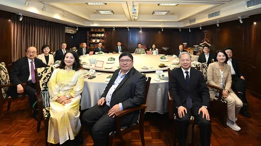 吳思瑤po和解飯合影讚韓國瑜妙語如珠 「不是破局已經破冰」