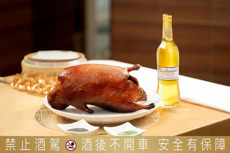 高雄韻藏中餐廳主廚翁明道表示對強調細膩風味的頂級中餐廳來說，百威金尊這種清澈順口的黃金啤酒是佐餐最佳選擇。業者提供