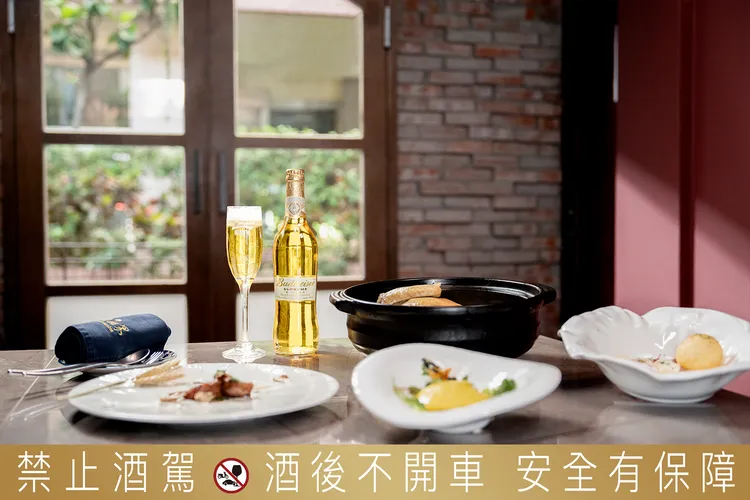 搭配百威金尊享用法租界的精心盛宴能緩解多餘的油膩而同時突顯兩者同樣來自於天然原料的自然甘甜，令人回味無窮。業者提供