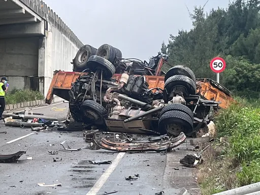 衝破西濱高架護欄!砂石車墜落平面道路 駕駛送醫不治