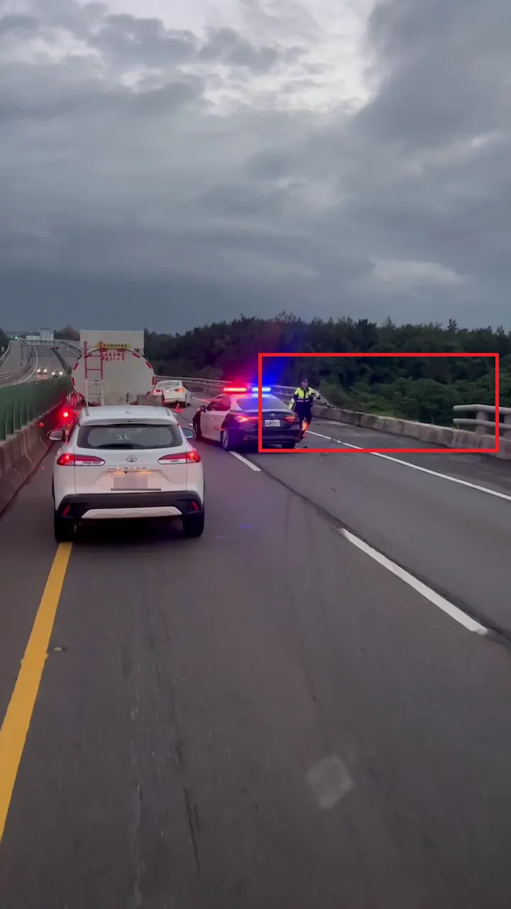 台61道路上的護欄被砂石車衝破。翻攝畫面