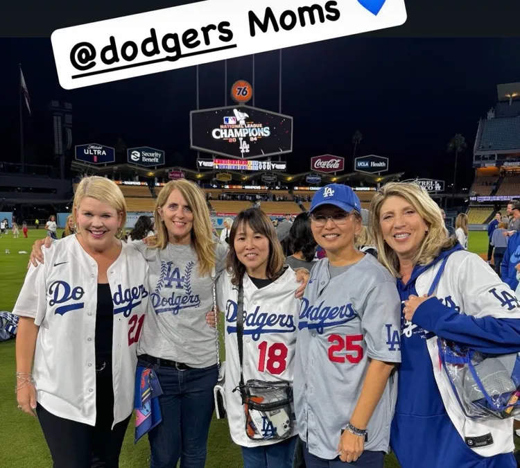 山本由伸的媽媽(中)看起來很年輕   翻攝IG