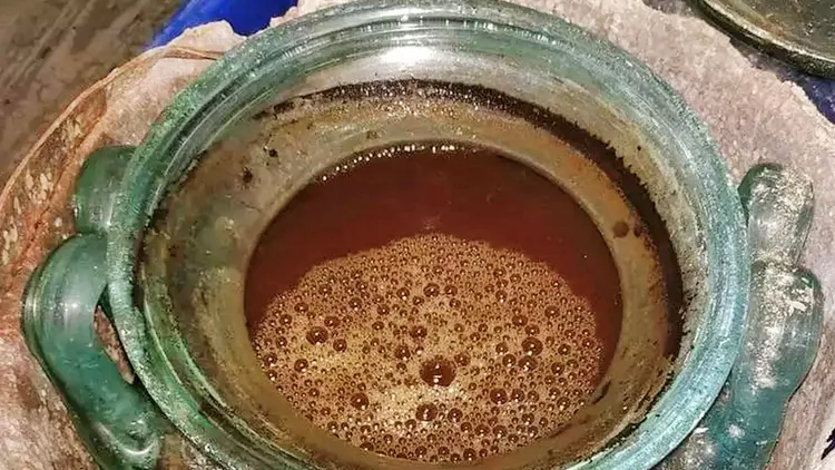 研究人員在檢測液體後發現內含多酚的成分。翻攝自《太陽報》