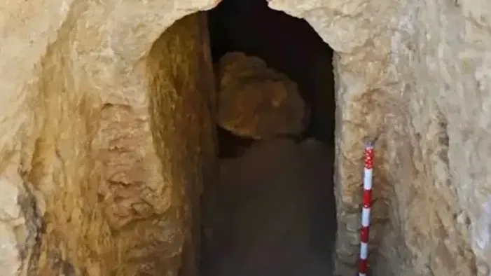 西班牙陵墓洞口。翻攝自《太陽報》