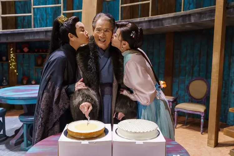 方馨（右）和唐美雲（左）替石英慶生石獻吻。翻攝自方馨臉書