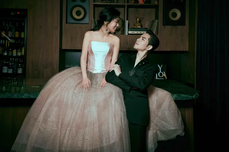 Summer身穿林莉婚紗訂製款《星鑽璀燦馬甲晚禮服》拍攝婚紗照。品牌提供