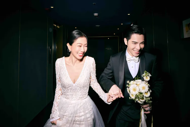 Summer身穿林莉婚紗訂製款《法式浪漫復古宮廷白紗》拍攝婚紗照。 品牌提供