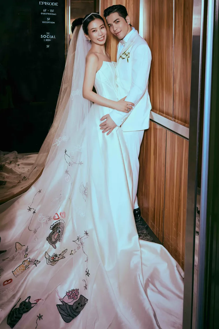 Summer身穿林莉婚紗量身訂製《復古典雅馬甲白紗》拍攝婚紗照。品牌提供