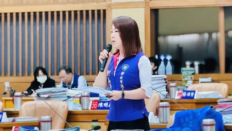 林姓民眾向市議員劉美芳陳情，自己的母親剛燒完的骨灰遭到火葬場人員錯置，變成別人家的爸爸。服務處提供