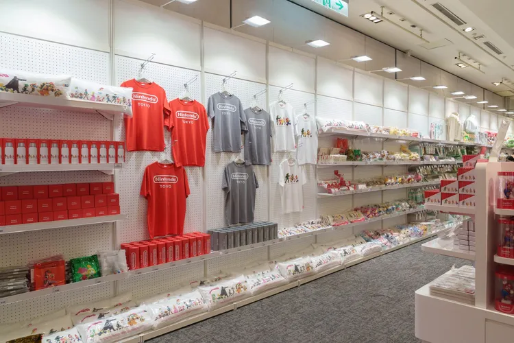 周邊商品，從玩偶、抱枕、文具到服飾、家居雜貨，甚至戶外用品一應俱全。官方提供