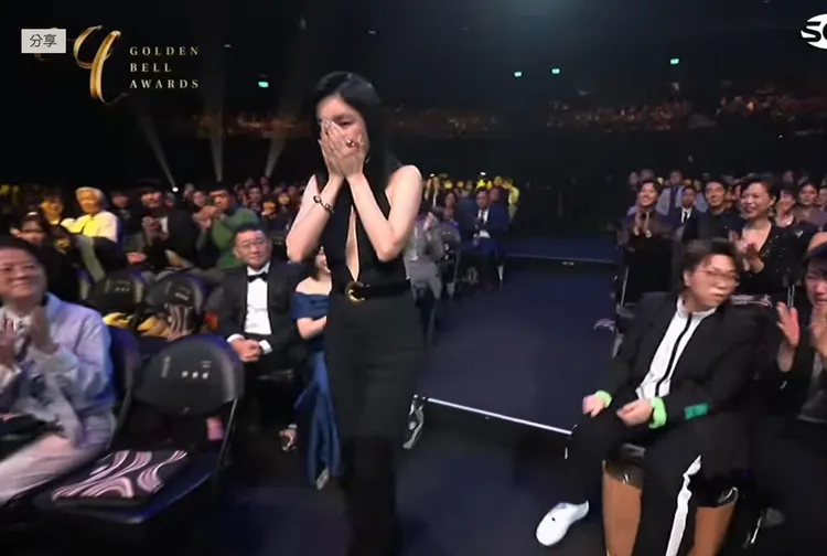 楊謹華哭到不能自已。翻攝金鐘獎YT
