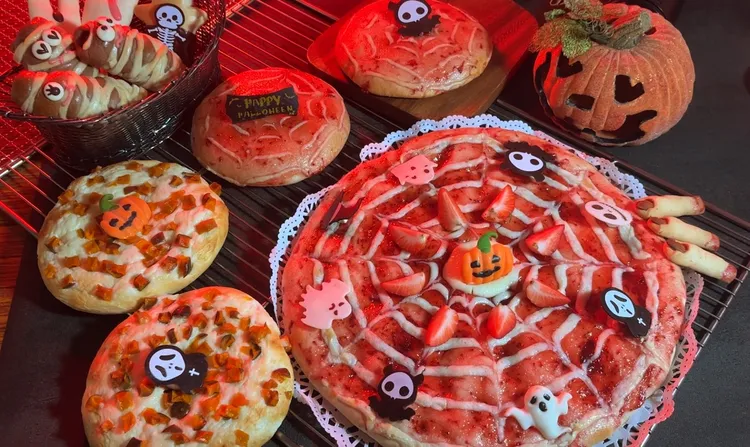 13吋的創意Pizza「萌鬼同樂會」主打「草莓醬的甜Pizza」。業者提供