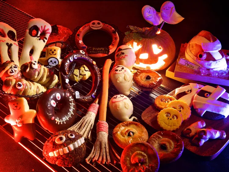 除了周年慶外，10月亦迎來西洋鬼節「萬聖節」，麵包坊獻上超過15款搞怪、搗蛋應景商品，其中8款新品銅板價49元起。業者提供