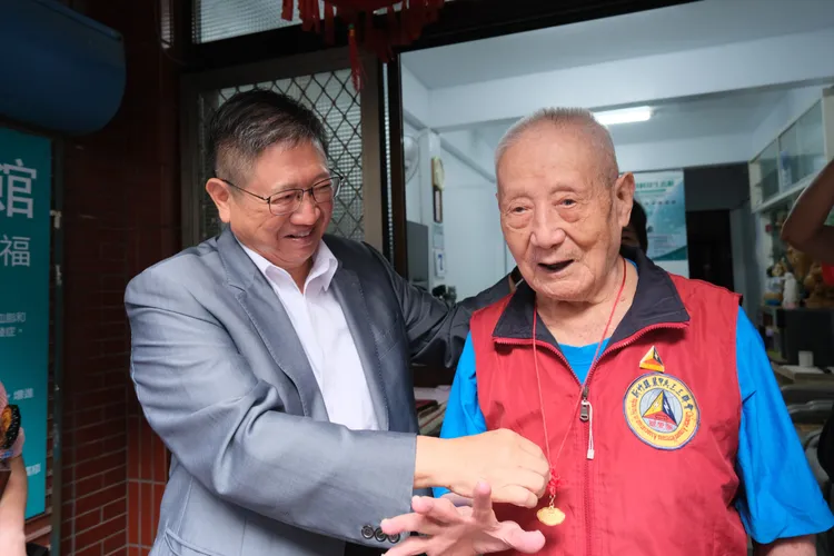 楊文科探訪百歲人瑞程顯斌。新竹縣府提供