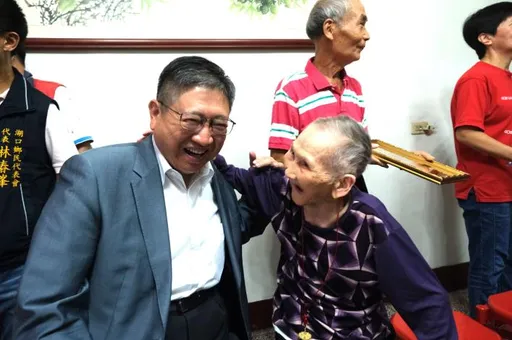 楊文科訪湖口鄉7人瑞贈金鎖片賀重陽 百歲婆拉手讚他做得好
