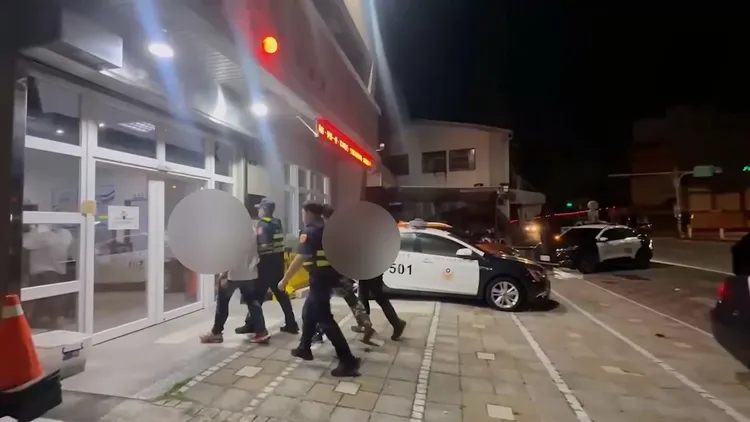 警方將周男、劉男依傷害罪送辦。民眾提供