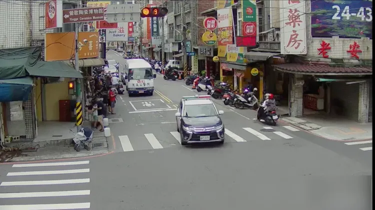 警員研判再叫救護車抵達恐耽誤黃金救護時間，直接用警車載著工人5分鐘衝到醫院就醫，搶回一命。翻攝畫面