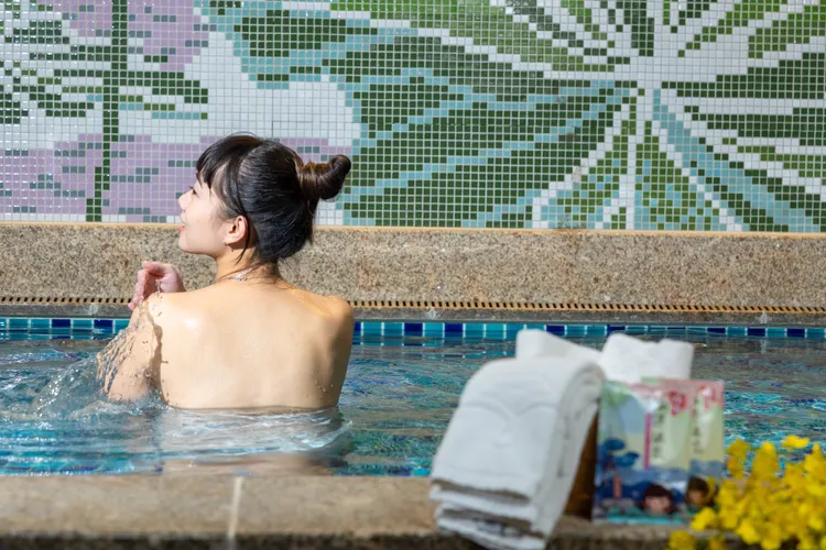 持振興券使用三溫暖享買一送一優惠。花蓮福容大飯店提供