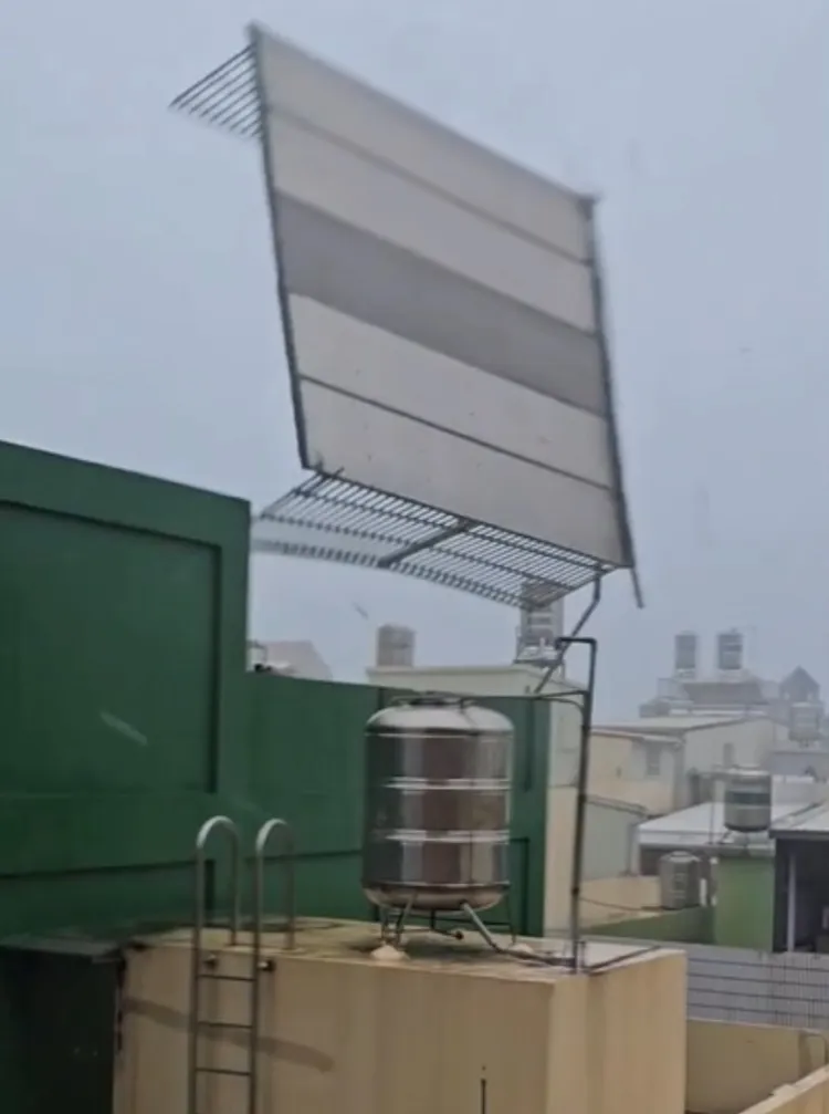 小港區透天厝鐵皮屋頂像紙片般被吹起。讀者提供