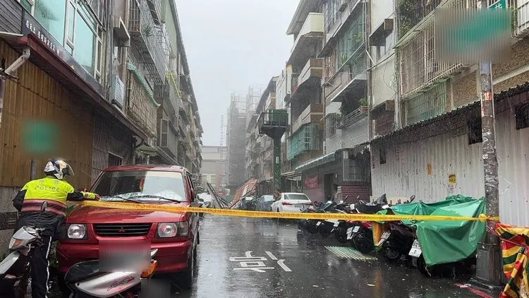 鳳山區也發生鐵皮屋頂掉落砸車事件。讀者提供