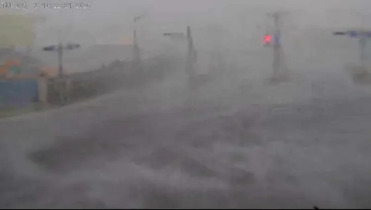 小港區延海路積水數公分，強風侵襲下路面竟向是海浪起伏，取自「高雄好過日」