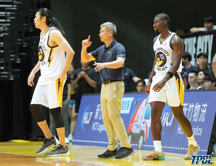 李逸驊(中)曾文鼎(左)。TPBL