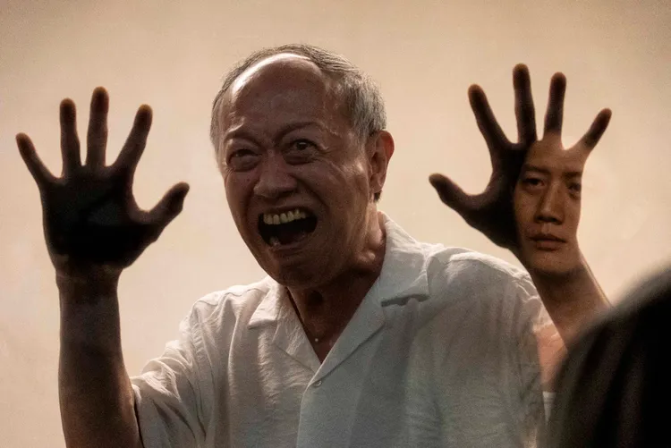 國寶級演員金士傑（左）在《餘燼》中崩潰拍窗畫面，與莫子儀（右）冷靜反應成強烈對比。本地風光提供