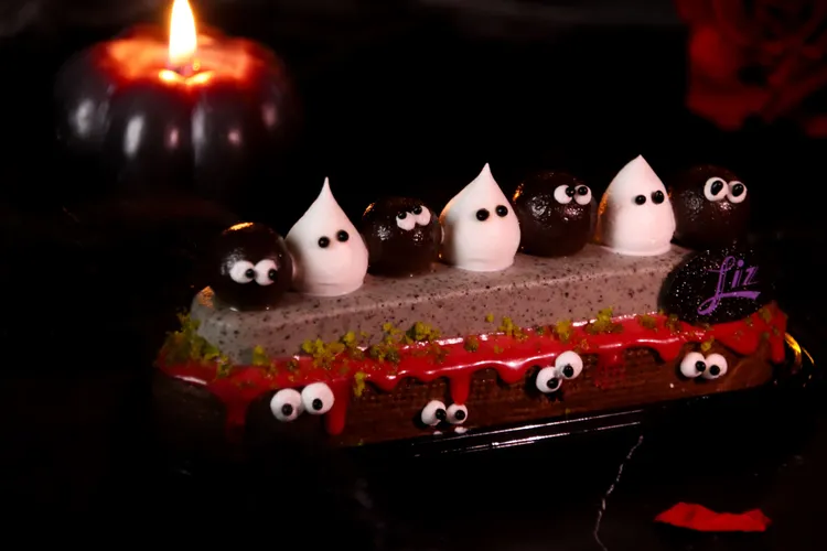 幽靈巧克力閃電泡芙以酥脆閃電泡芙，擠入巧克力內餡，疊上芝麻慕斯增添堅果香氣，表面鮮奶油擠花與巧克力脆球如同一群幽靈，可愛至極。業者提供