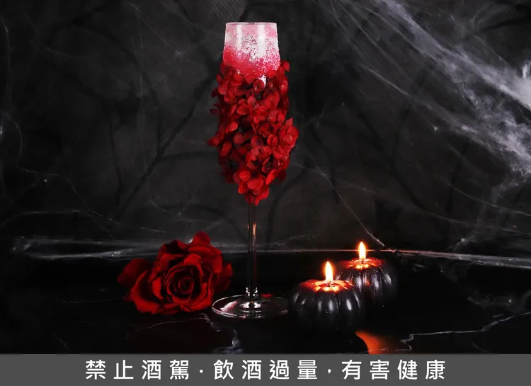 月夏血玫瑰以紅酒為基底加入檸檬汁，微醺莓果香在嘴中迸發。業者提供