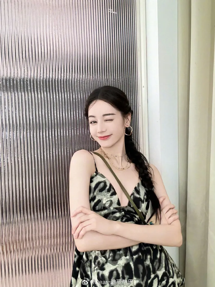 迪麗熱巴當起豹紋女孩。翻攝迪麗熱巴微博