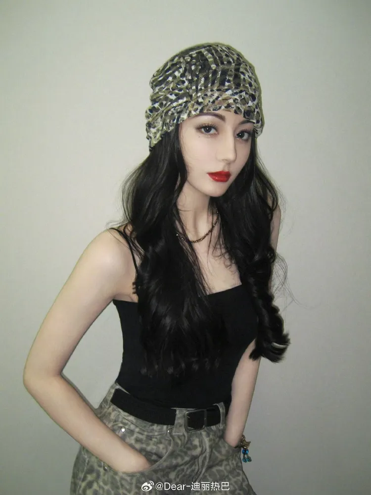 造型相當有街頭個性風。翻攝迪麗熱巴微博