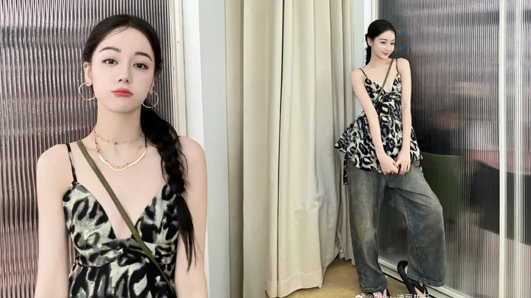 迪麗熱巴以豹紋吊帶背心穿出俏皮又嫵媚的氣質。翻攝迪麗熱巴微博