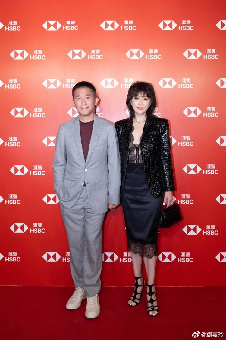 劉嘉玲（右）誇梁朝偉有一個優點──不會過問她的穿著。翻攝劉嘉玲微博