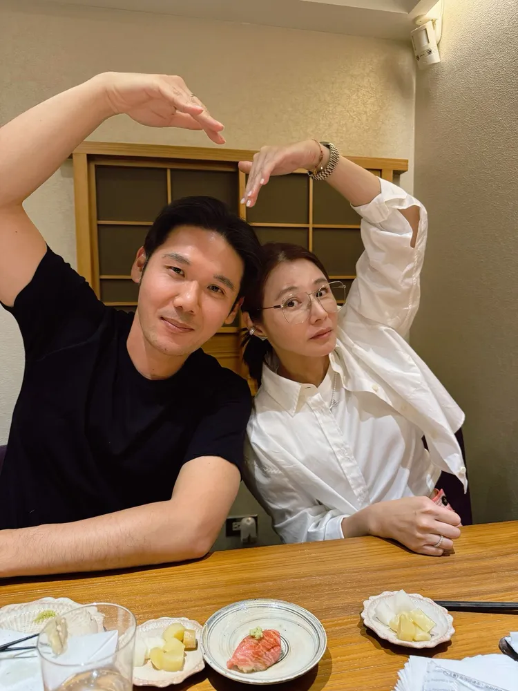 聖緹雅醫療集團執行長薛博仁（左）與女星陳怡蓉夫妻情深。