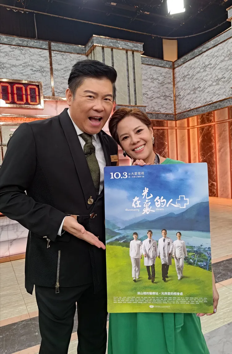 錦雯到《全民星攻略》宣傳和主持人曾國城合照。大愛提供