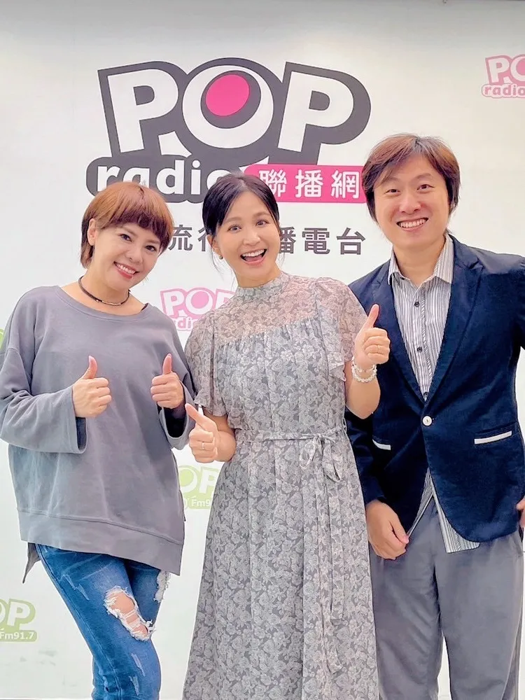 錦雯（左）與製作人余政憲（右）到POP radio，和主持人吳宜霈合影。大愛提供