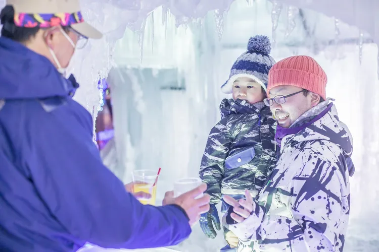 日本東北藪川以本州最冷的地區聞名，其中「冰之世界」於每年1月下旬起推出各式體驗活動，相當適合闔家與雪同樂。業者提供