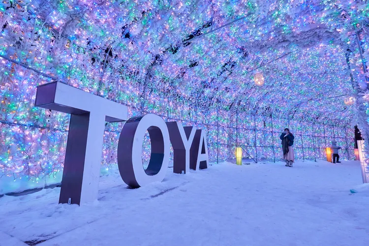 北海道洞爺湖點燈祭，以40萬顆以上的燈泡裝飾長70公尺的光之隧道，一走進去，彷彿進入炫目迷人的雪國。業者提供