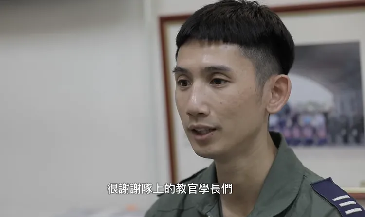 幻象戰機飛官謝沛勳上尉9月10日訓練墜海前彈射跳傘，成功獲救生還。空軍10月18日發布影片，謝沛勳已經返回飛行崗位。翻攝空軍臉書粉專