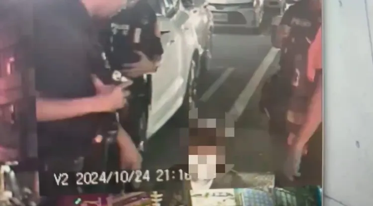 邱姓醉漢誤認陳姓老闆是詐騙集團，出手揍人，反被打倒在地。民眾提供