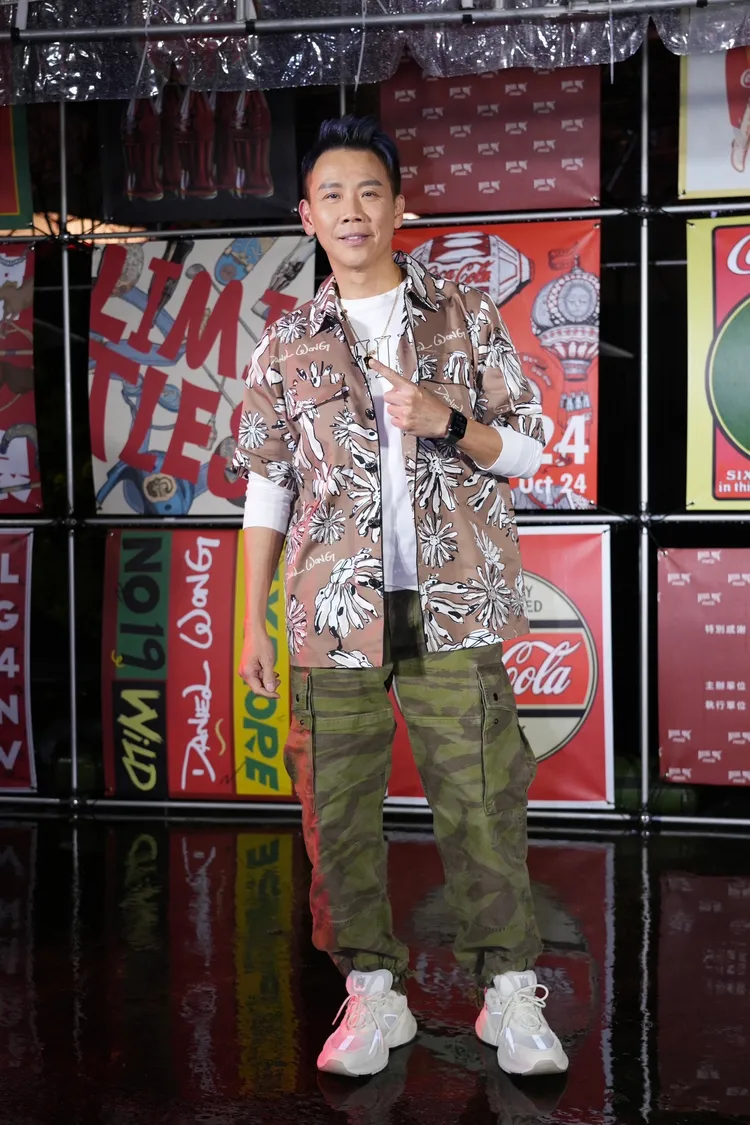 陶喆穿著卡其色印花襯衫搭配白色長袖上衣。彭欣偉攝