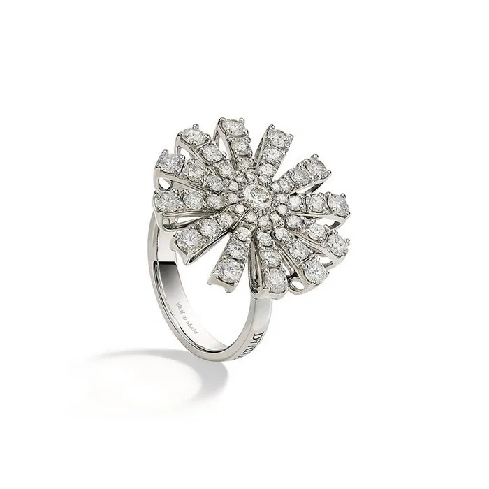 Margherita瑪格麗特系列18白金全鑽戒指，34萬元。品牌提供