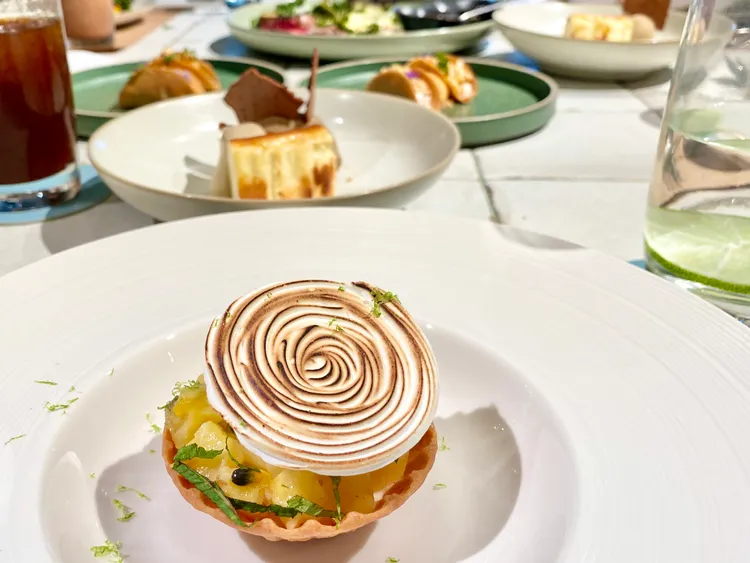 將檸檬塔重塑的雪酪吃得到金鑽鳳梨、港式鹹檸檬等。莊偉祺攝