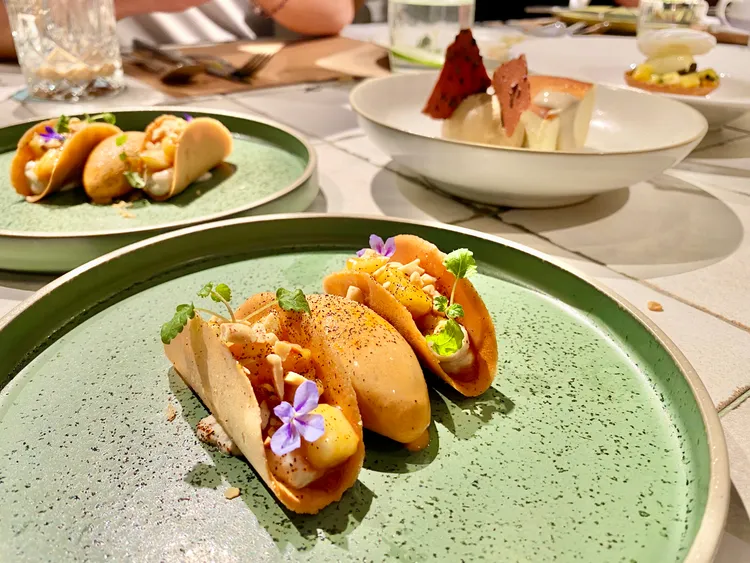 以泰國街邊小吃為靈感的「香蕉脆餅泰奶冰淇淋」。莊偉祺攝