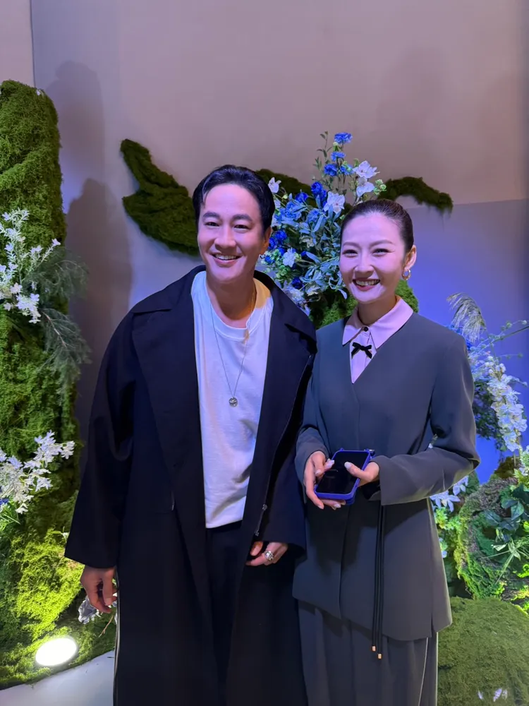 何潤東（左）和老婆Peggy甜蜜出席蕭敬騰婚宴。讀者提供